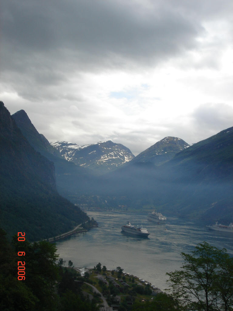 Gairanger Fjord z dołu i z góry, szuterek i niebieskie, zmarznięte jezioro i Ducati, które dało radę :-)