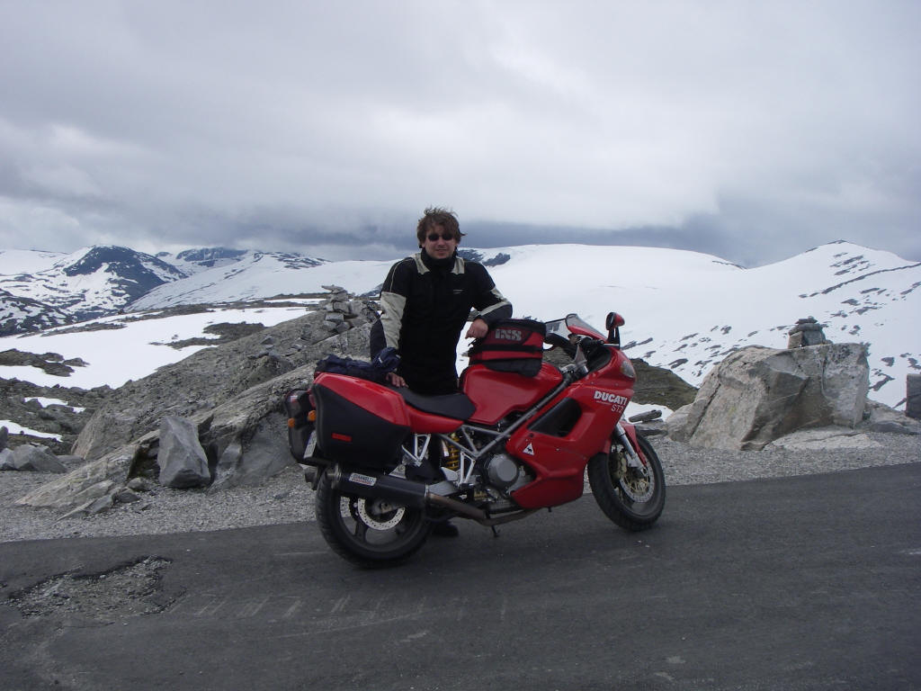 Gairanger Fjord z dołu i z góry, szuterek i niebieskie, zmarznięte jezioro i Ducati, które dało radę :-)